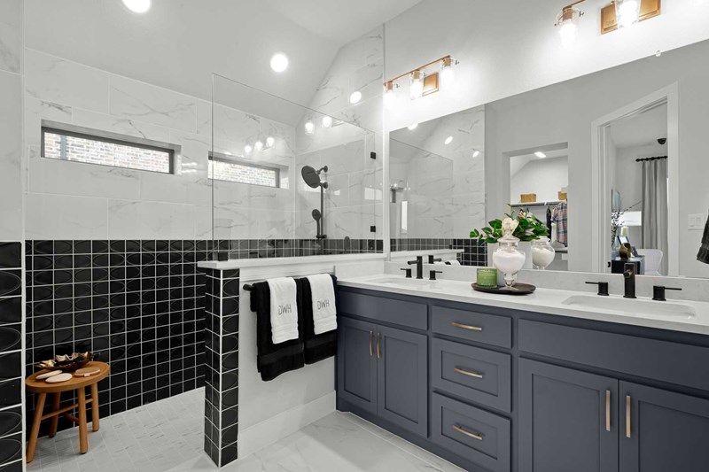 The Bluebonnet - Owner's Bath