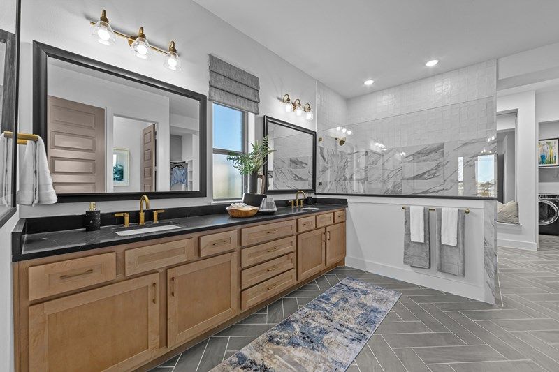 The Ivyglen - Owner's Bath