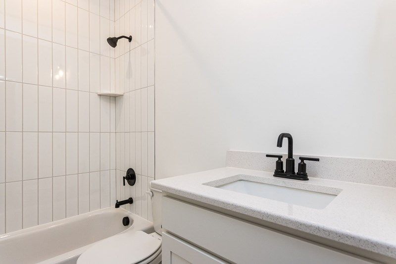 The Mosley - Bathroom