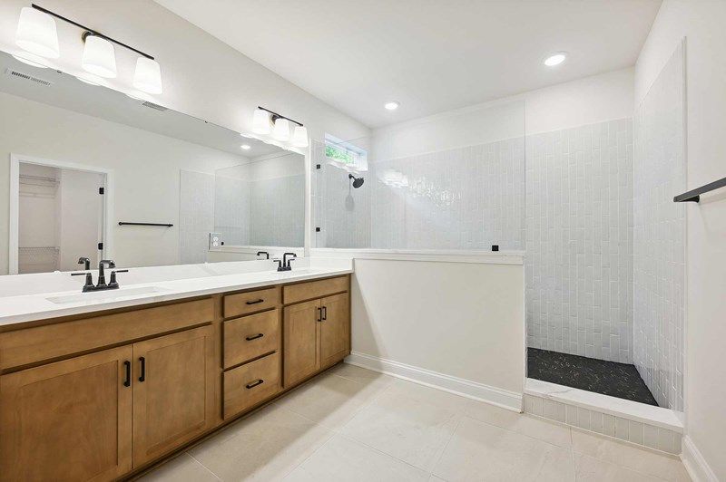 The Whitetail - Owner's Bath