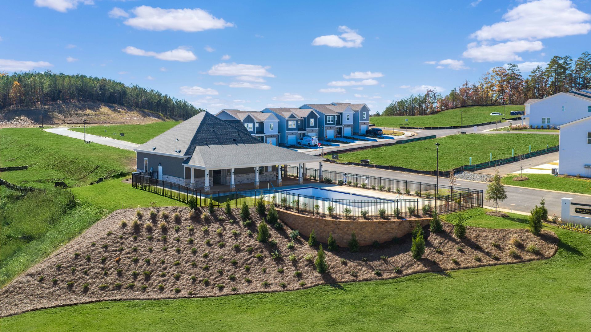 Amenities - Pool and Clubhouse