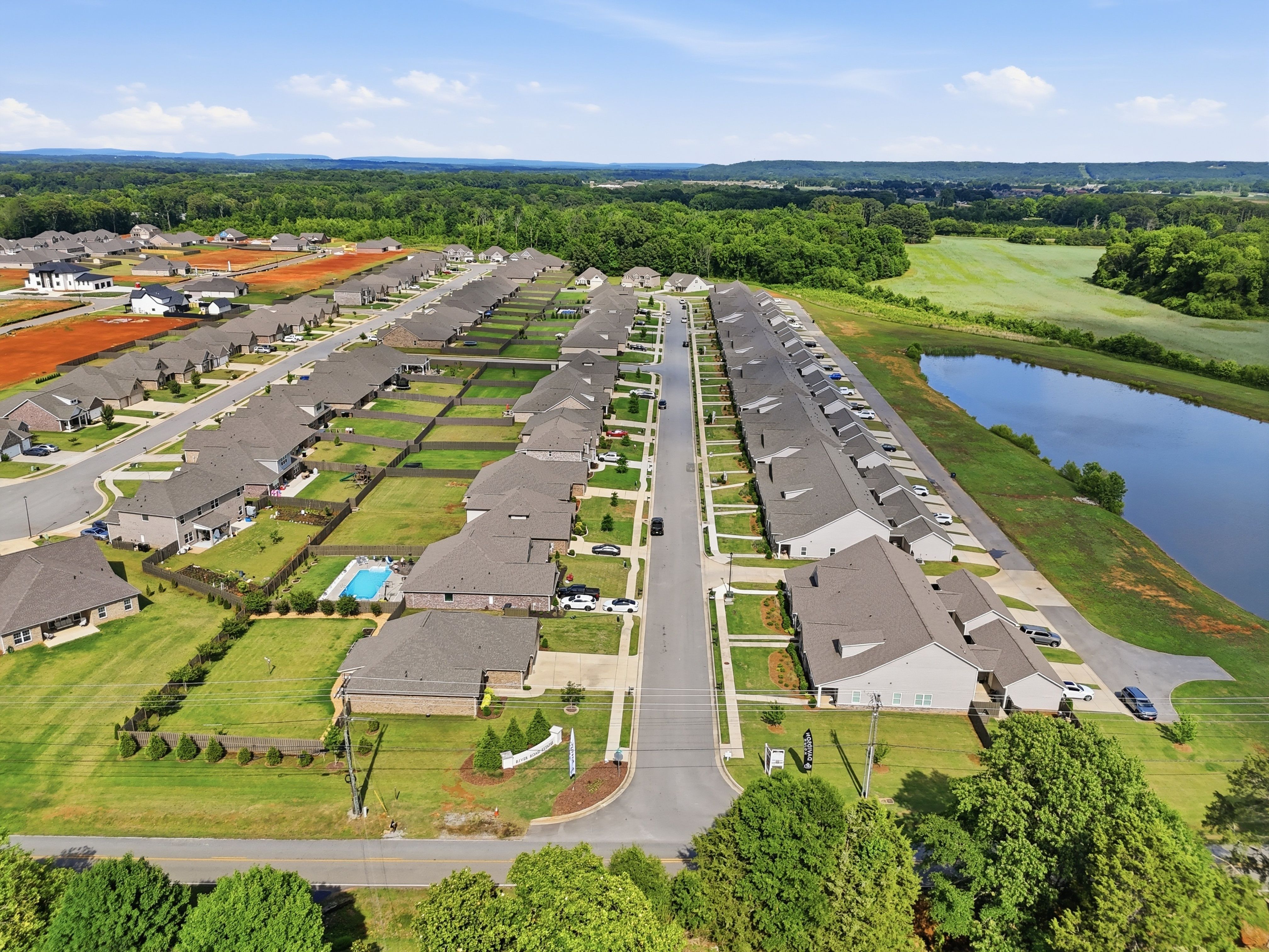 casa en River Road Estates por Davidson Homes