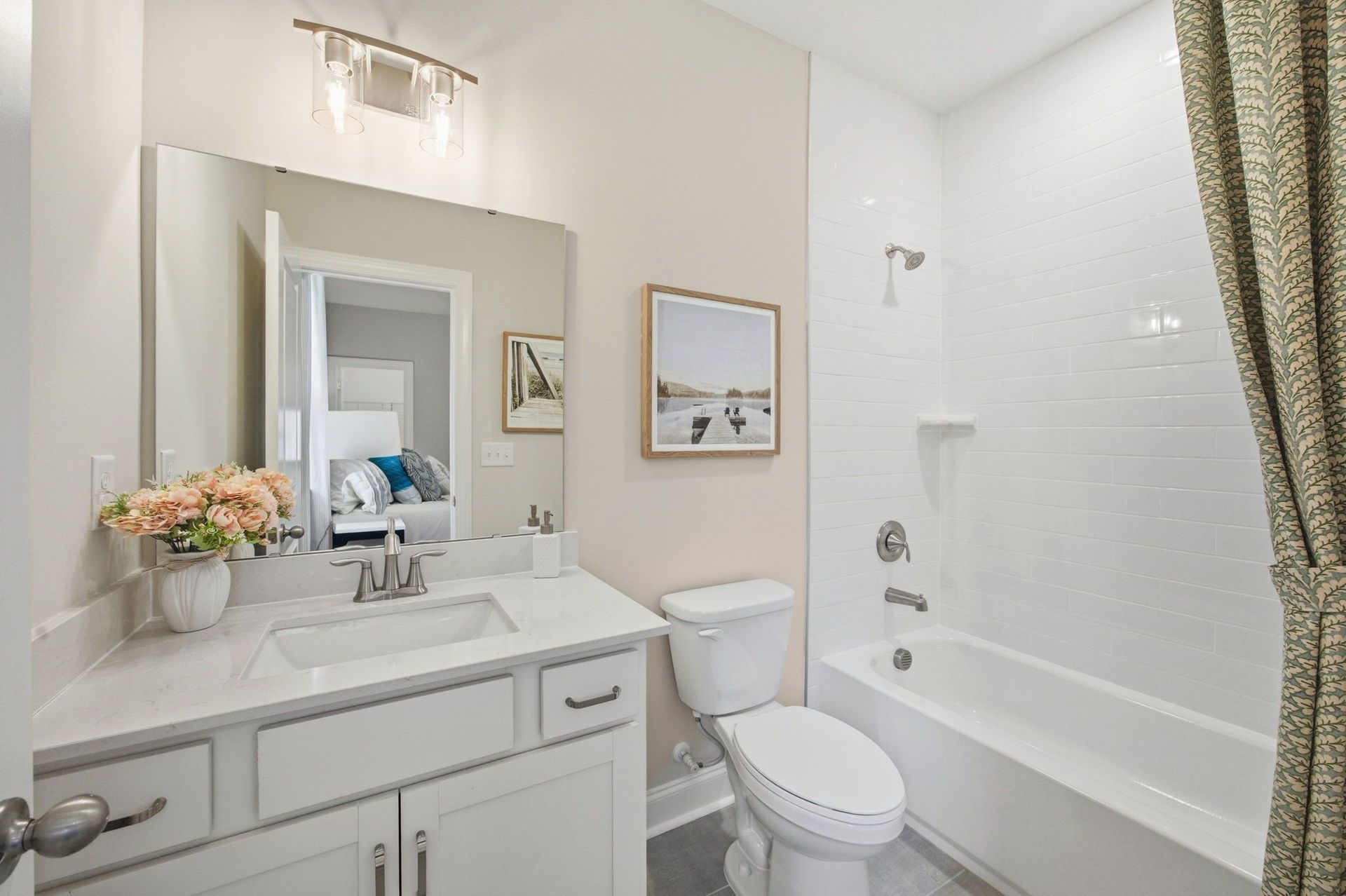 The Hickory II Ensuite Bath