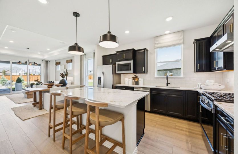 Eat-in island in kitchen