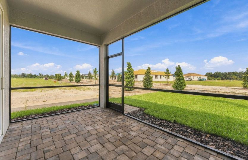 Covered Lanai w/Screen Enclosure