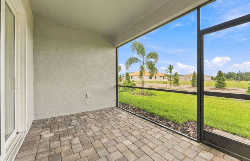 Covered Lanai w/Screen Enclosure
