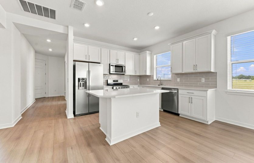 Stylish Kitchen w/Whirlpool Appliances