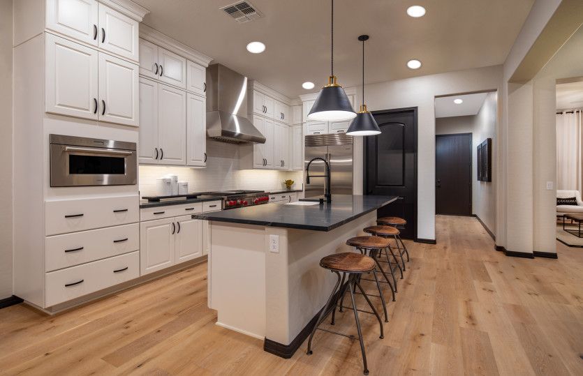 Expansive Kitchen with Ample Storage