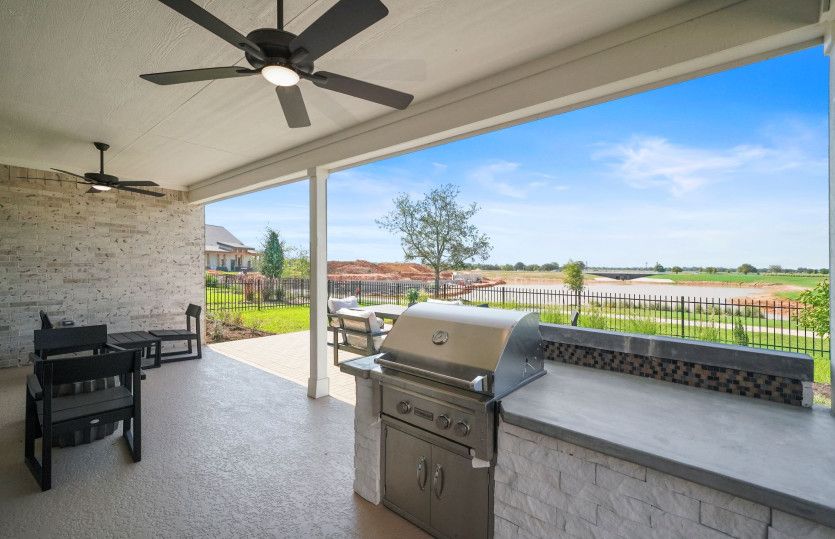 Covered Patio & Outdoor Kitchen