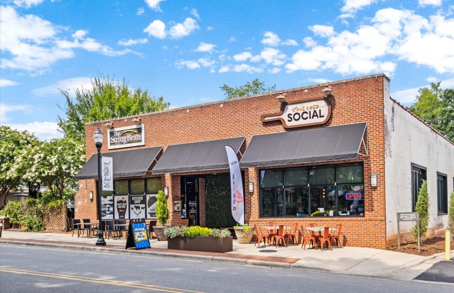 Local Dining & Retail Nearby