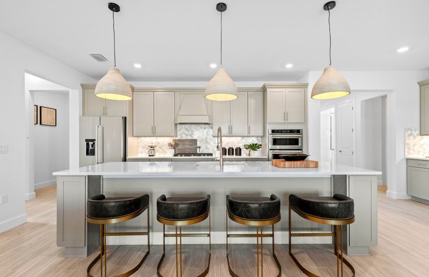 Large center island, perfect for hosting parties