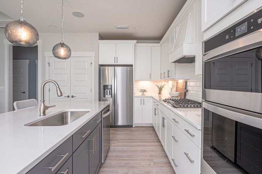 Gourmet Kitchen w/ Built in appliances
