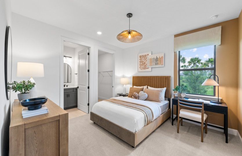 Secondary bedroom with private bathroom and walk-in closet