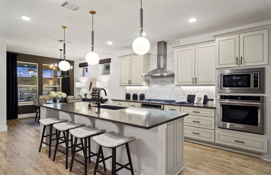 Large Eat-In Kitchen