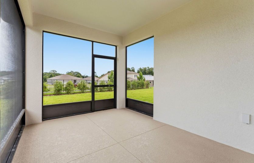 Covered Lanai w/Screen Enclosure