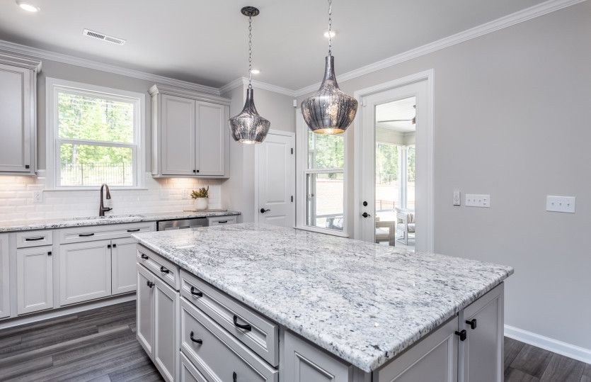 Kitchen & Screened-In Patio - Perfect for Entertaining