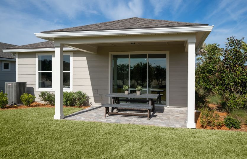 Lanai, great for enjoying a meal or relax while taking in the view