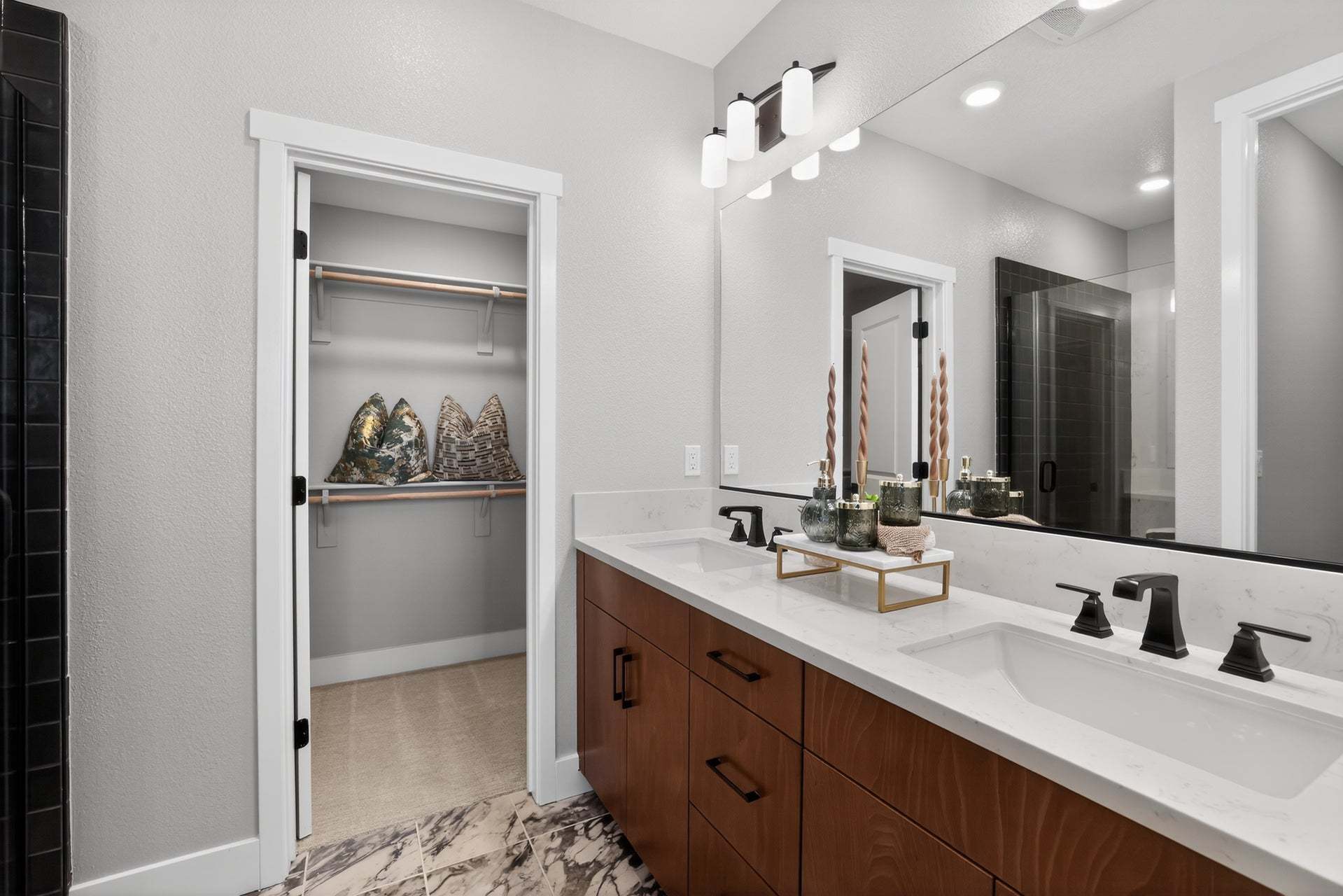 Stacked Flats Residence 1 | Owner's Bathroom