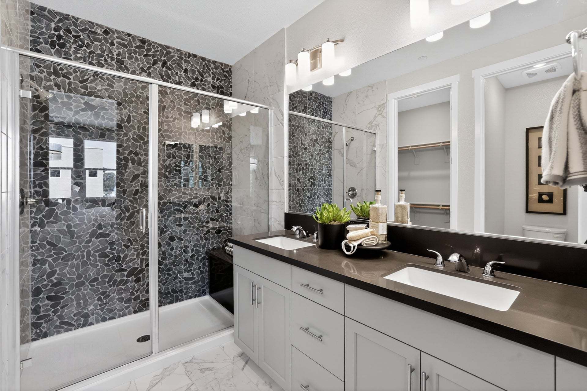 Stacked Flats Residence 2 | Owner's Bathroom