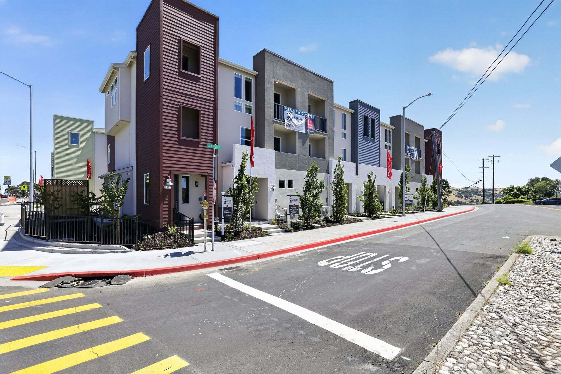 casa en Stacked Flats at Appian Village por DeNova Homes