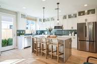 Hummingbird Cottages por DeNova Homes en Santa Rosa California