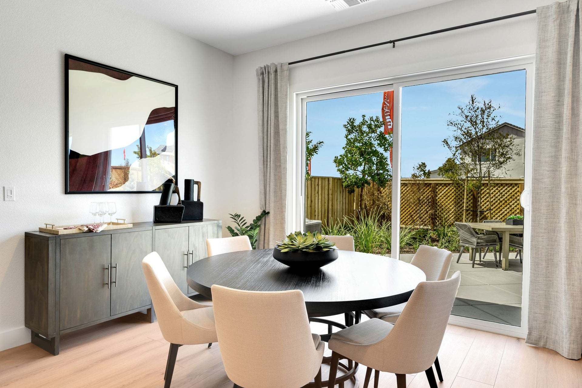 Residence 8 | Dining