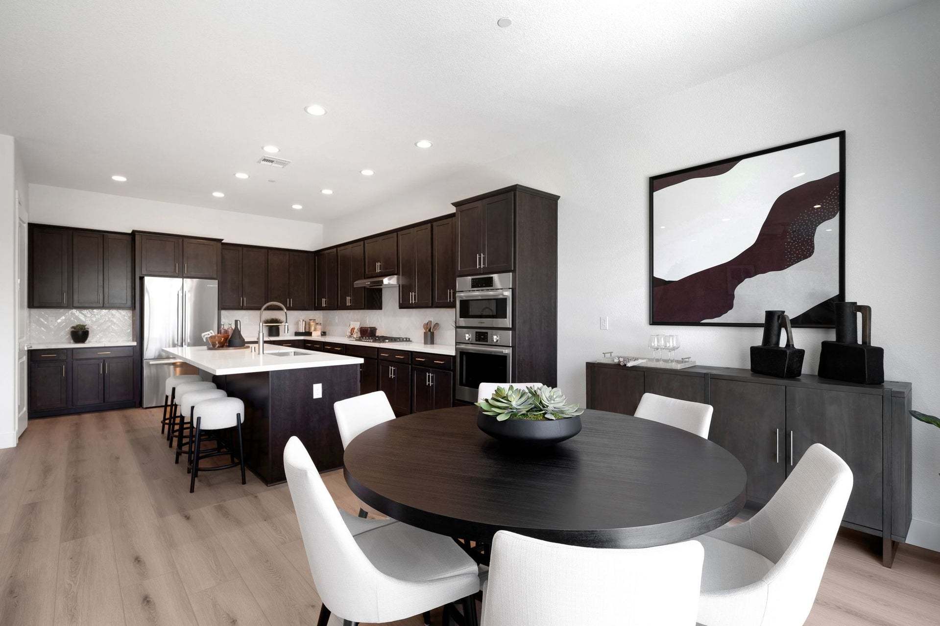 Residence 8 | Dining/Kitchen