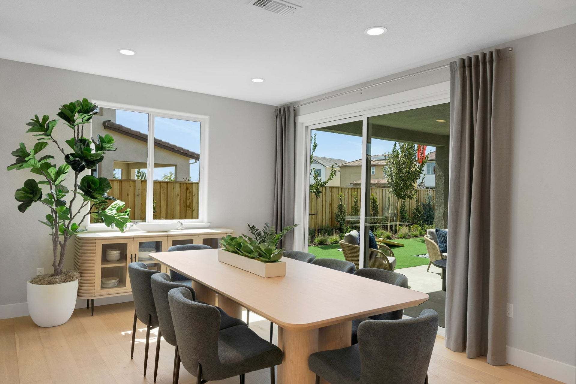 Residence 10 | Dining