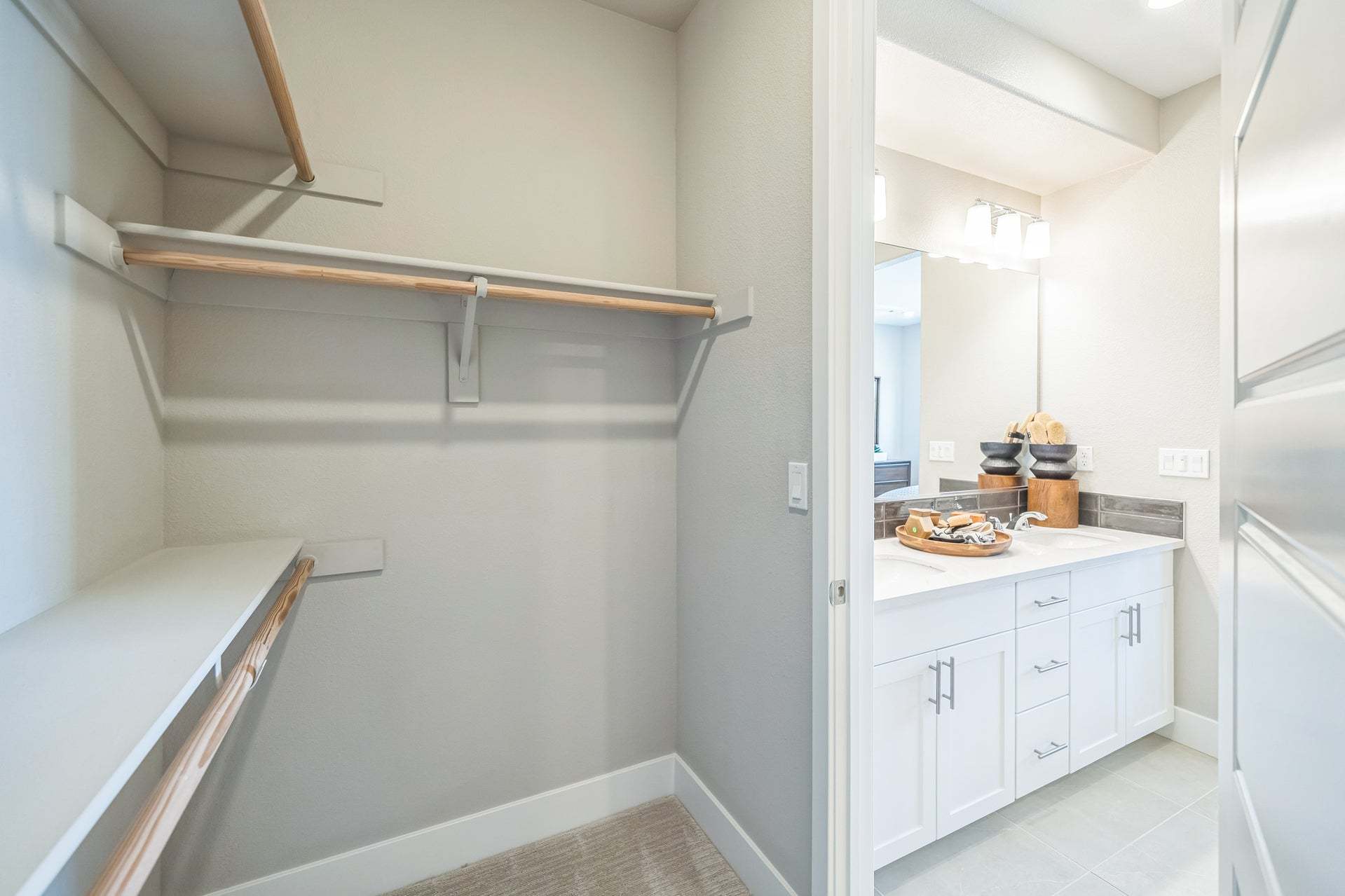 SF1 | Owner's Walk-In Closet