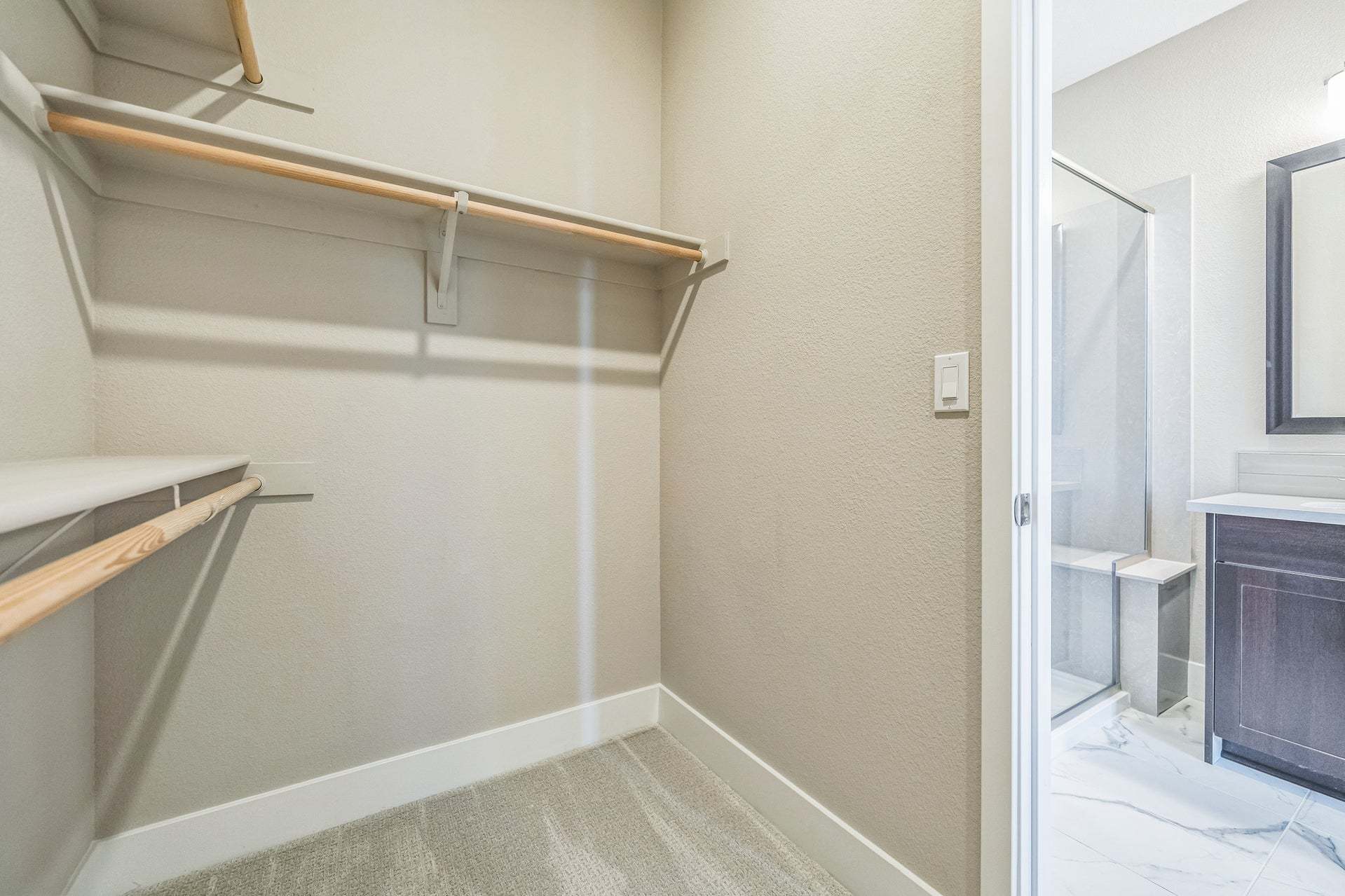 SF2 | Owner's Walk-In Closet