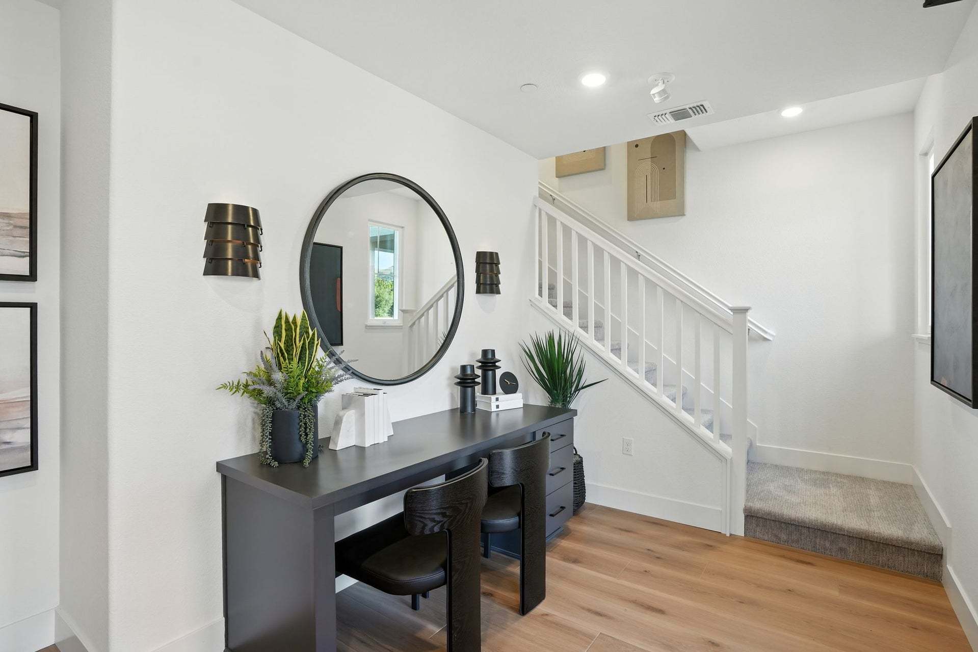 Residence 3 | Entry with Desk