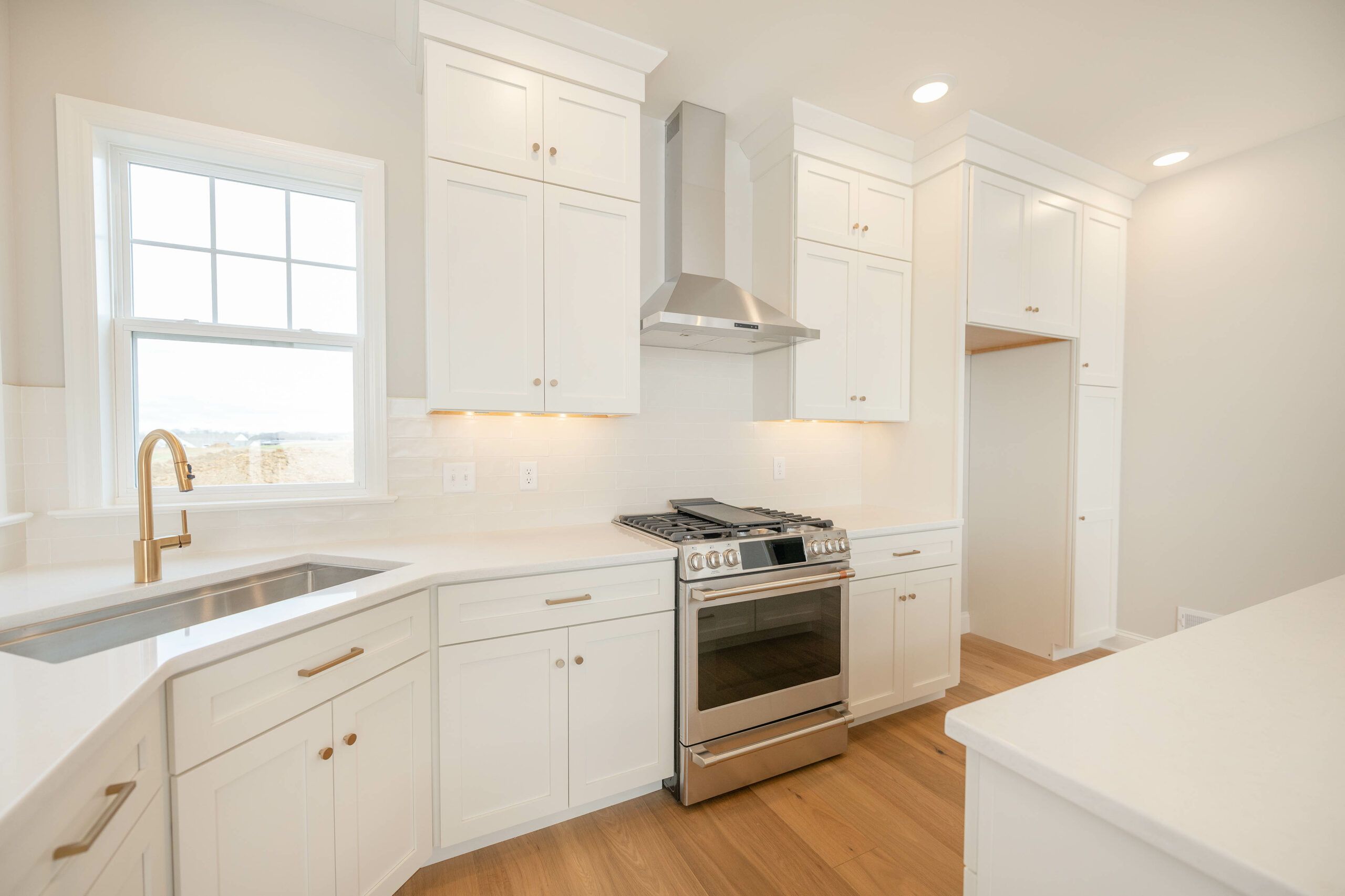 Coriander Entertainer Kitchen with custom range