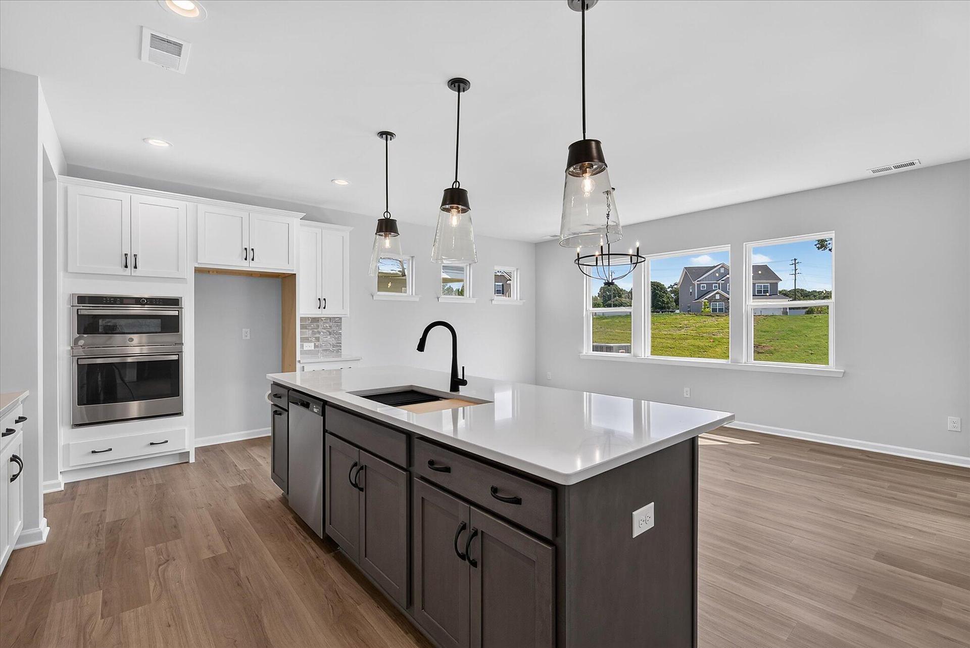 Kitchen & Breakfast