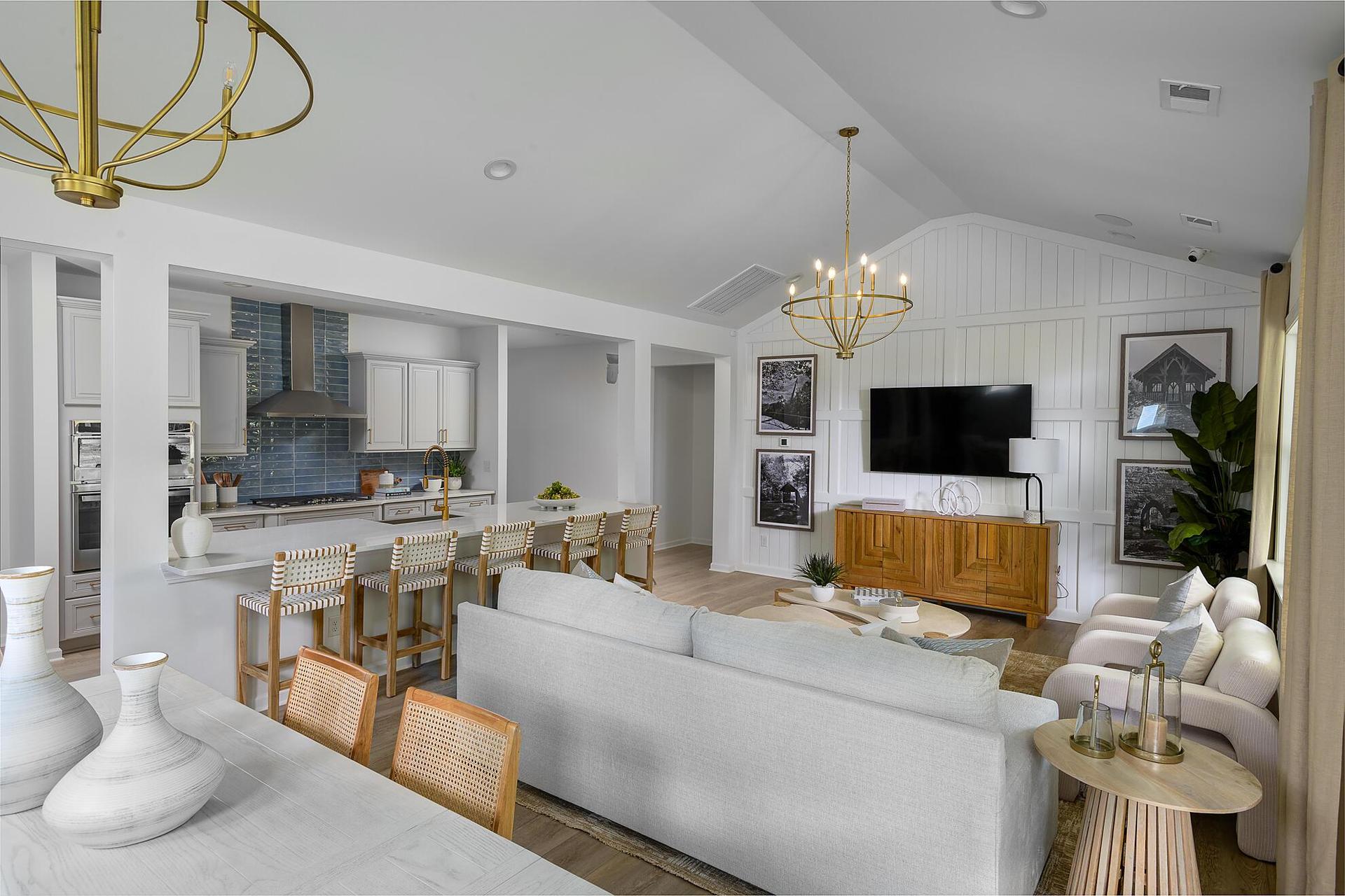 Breakfast, Kitchen & Family Room