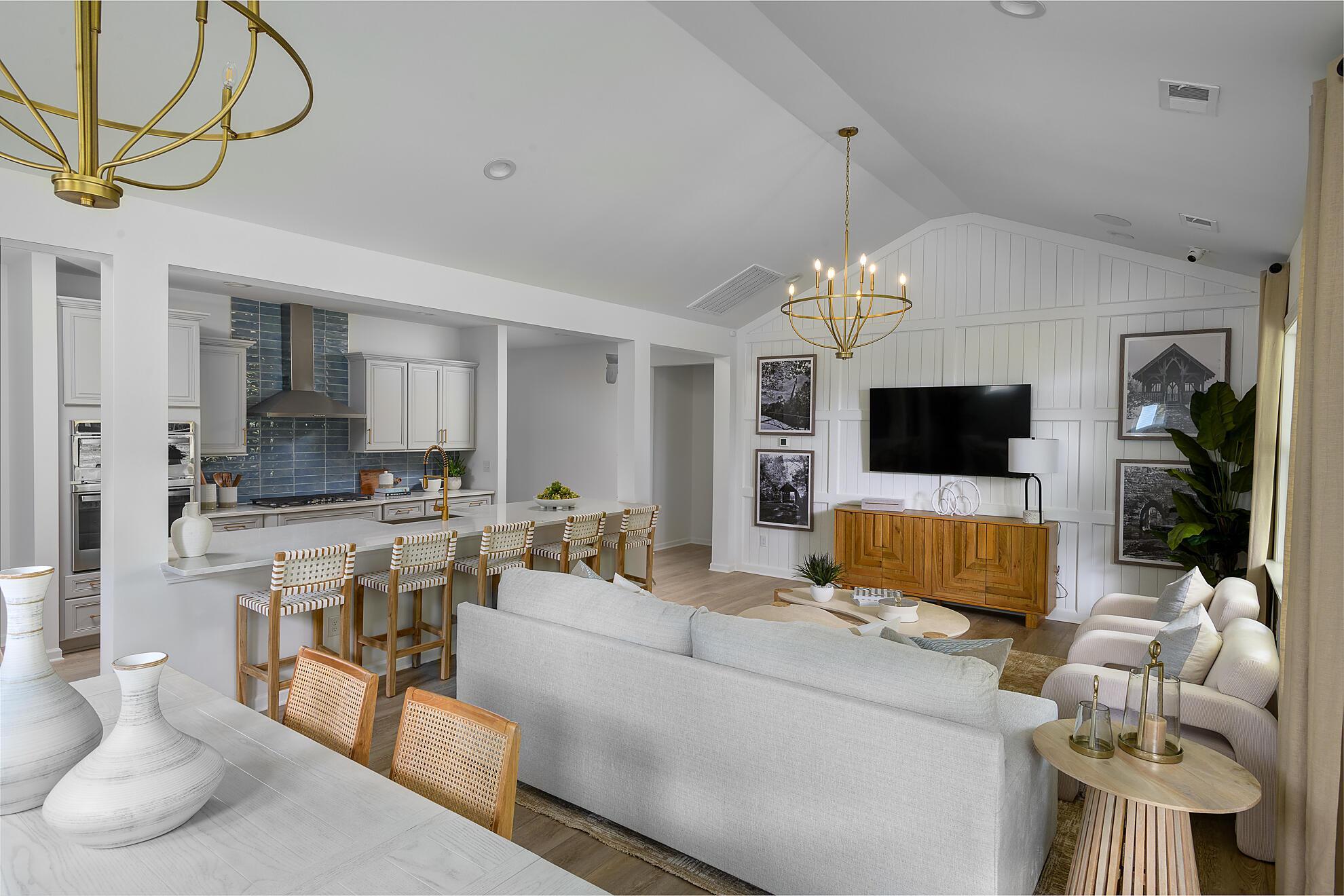 Breakfast, Kitchen & Family Room