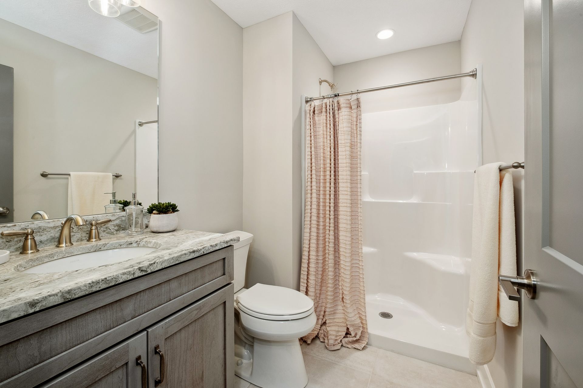 3rd Floor Full Bathroom