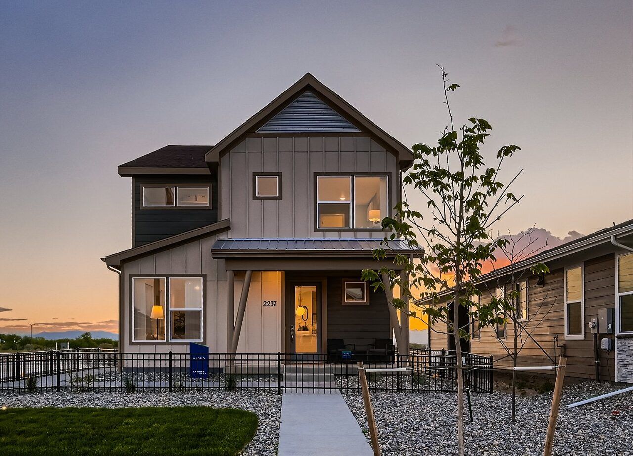 Parkway at Prairie Center Village por Risewell Homes en Denver Colorado