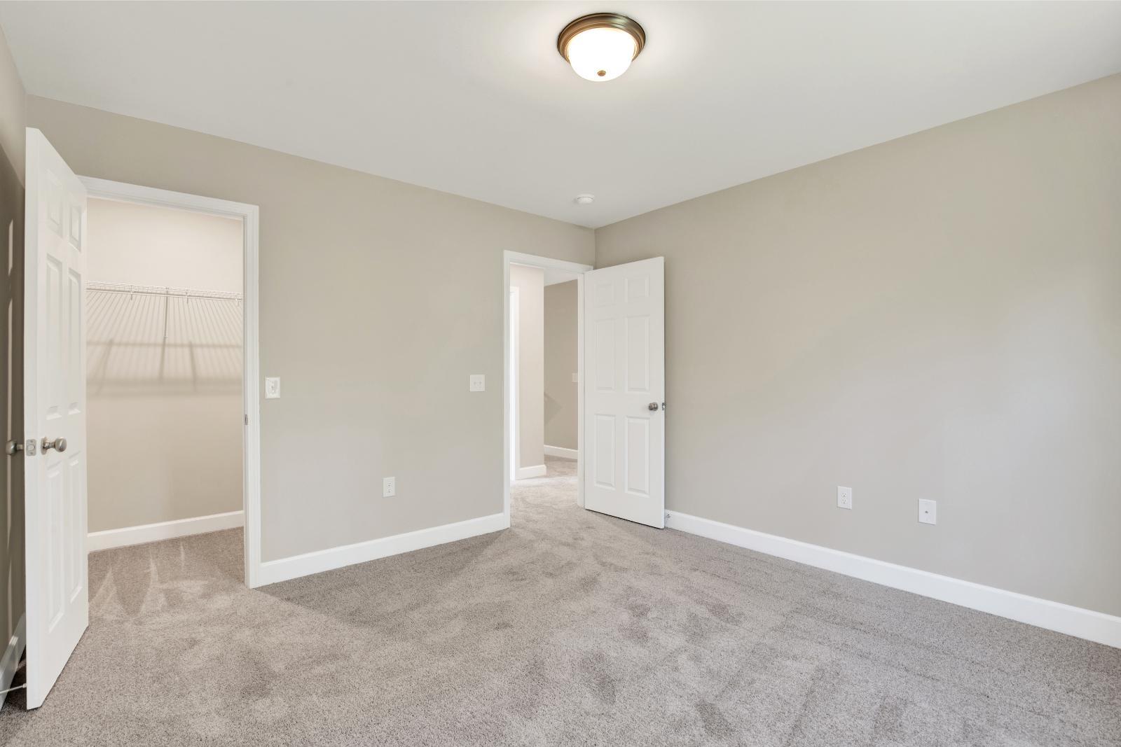 New Haven Townhome A - Bedroom 2 With Walk-In Closet