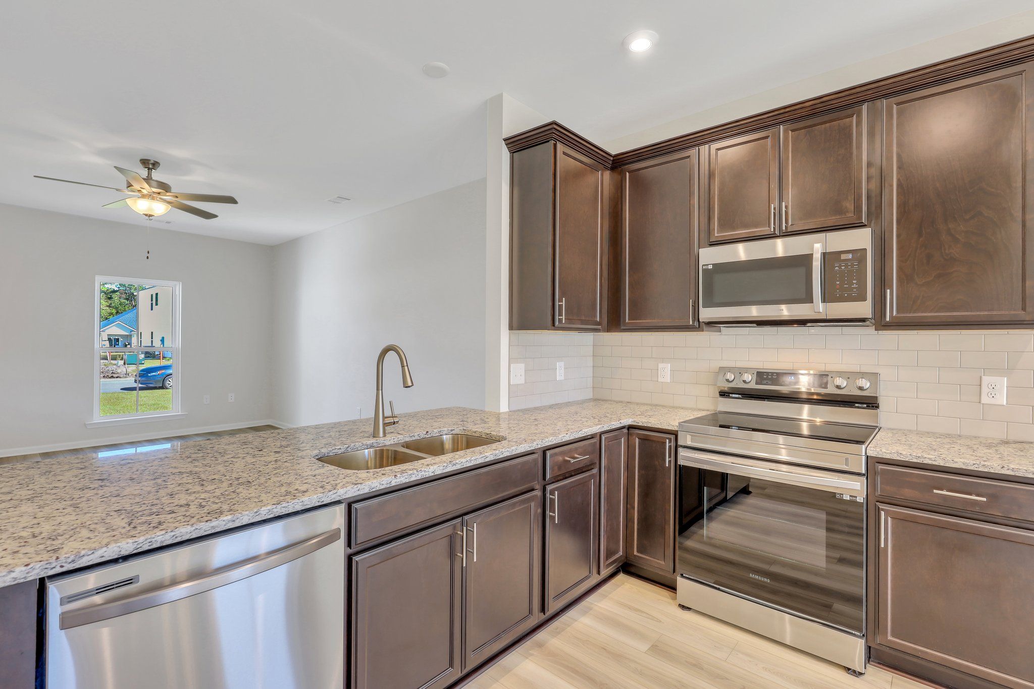 Hampton – Kitchen with Breakfast Bar