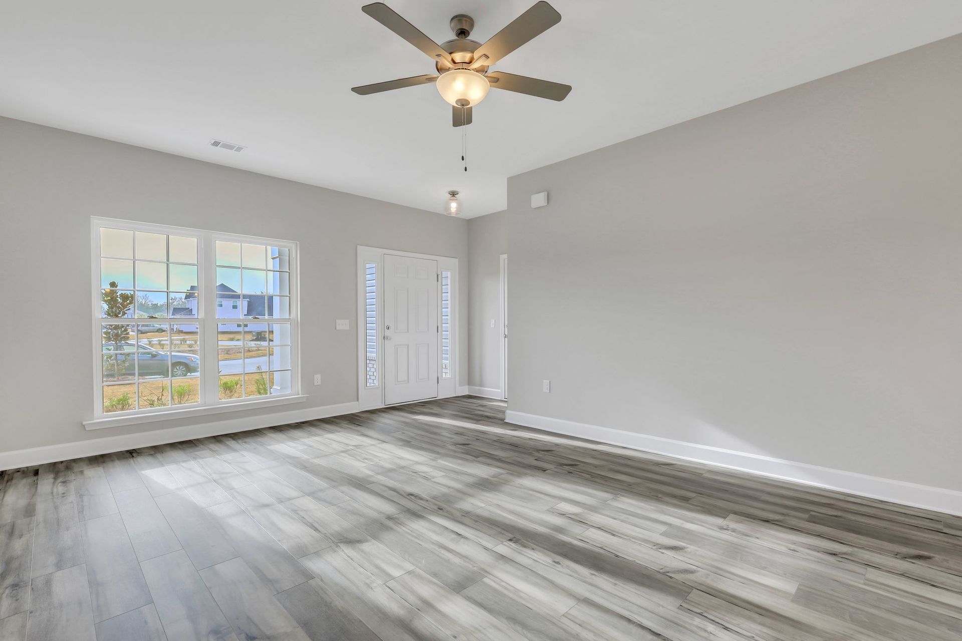 Hampton – Living Room & Foyer