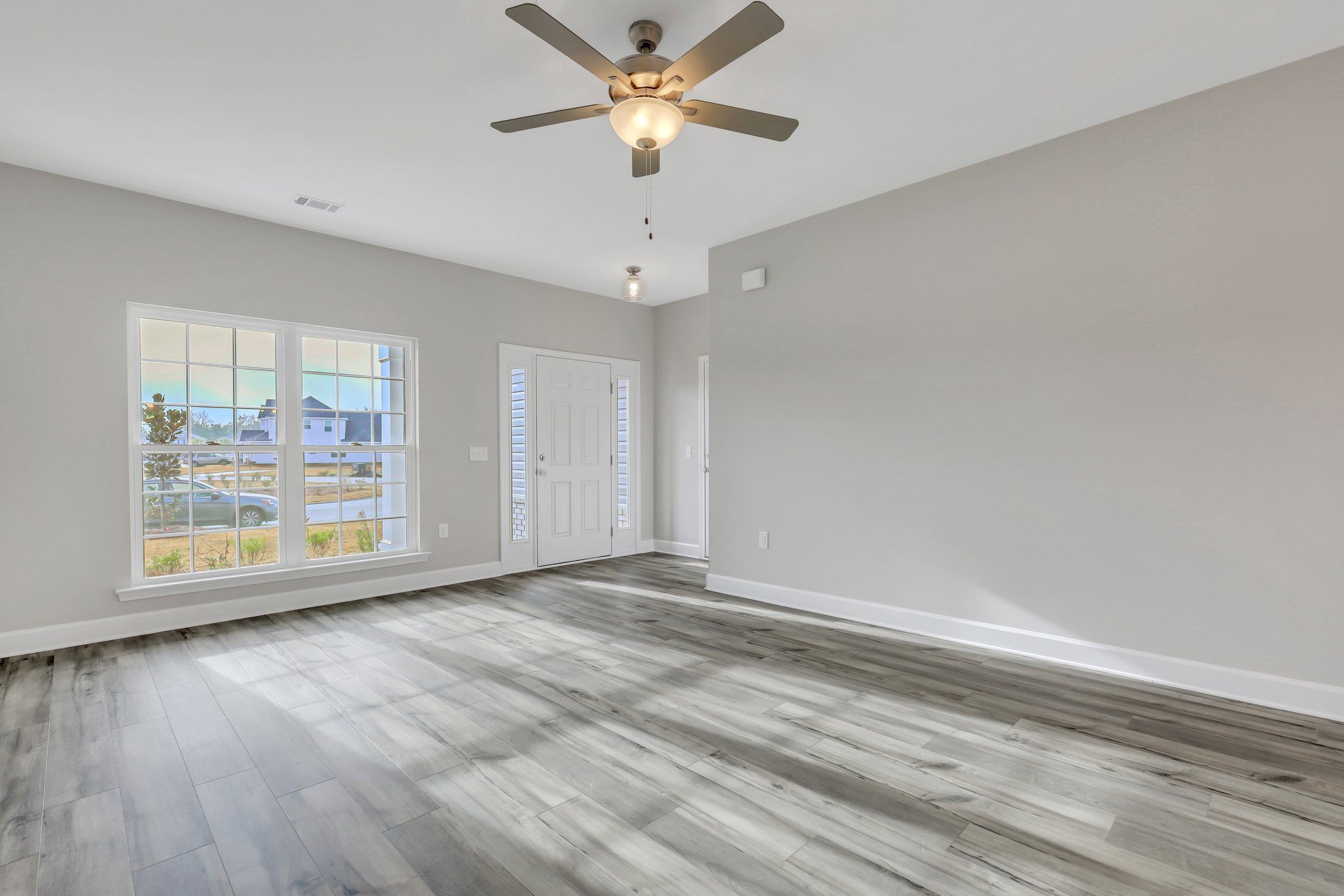 Hampton – Living Room & Foyer