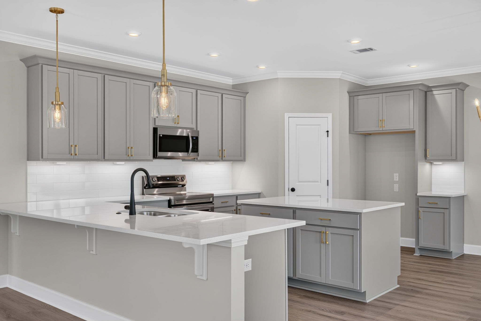Edisto – Flat-Bar Island & Designer Finishes