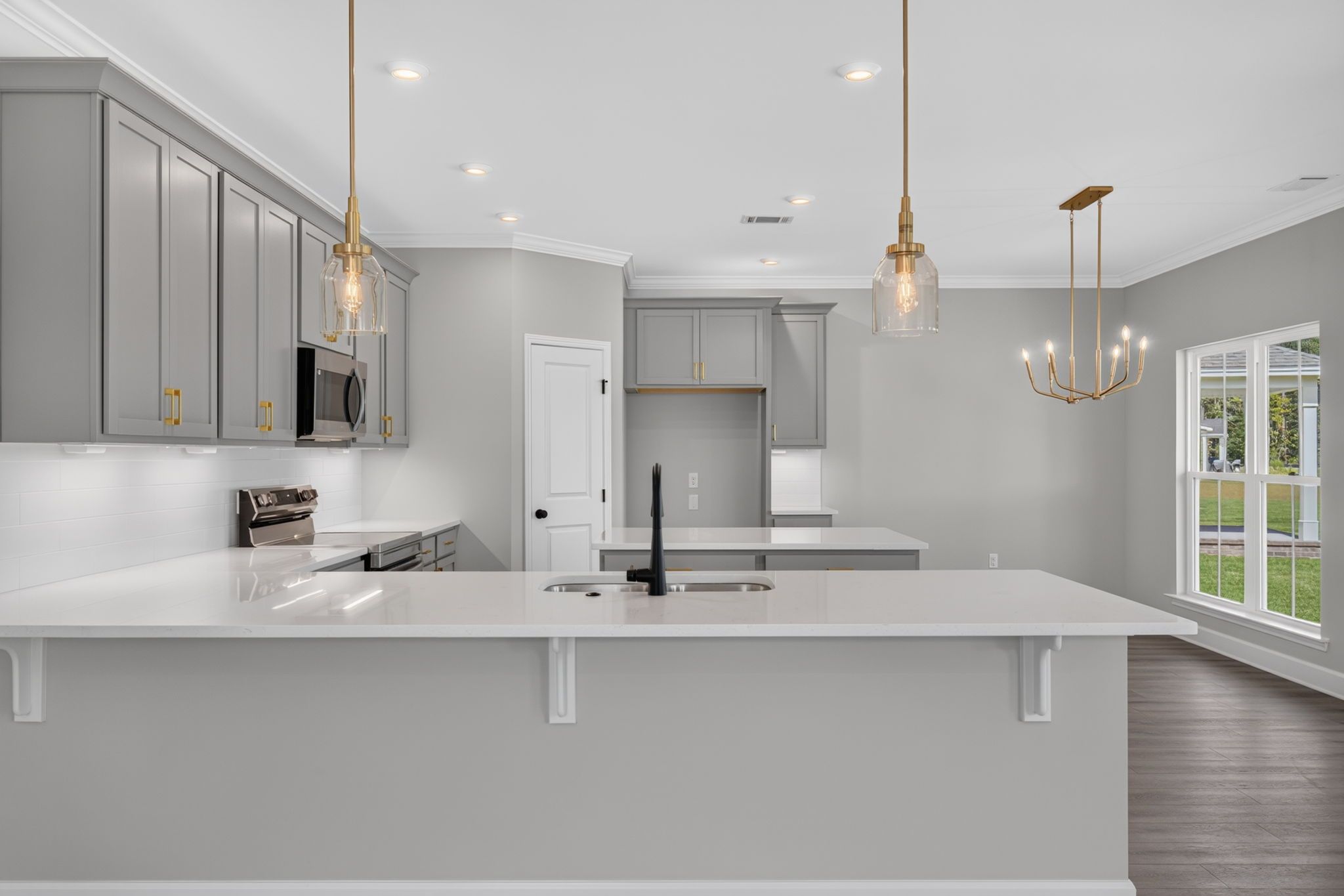 Edisto – Kitchen Open to Breakfast Area