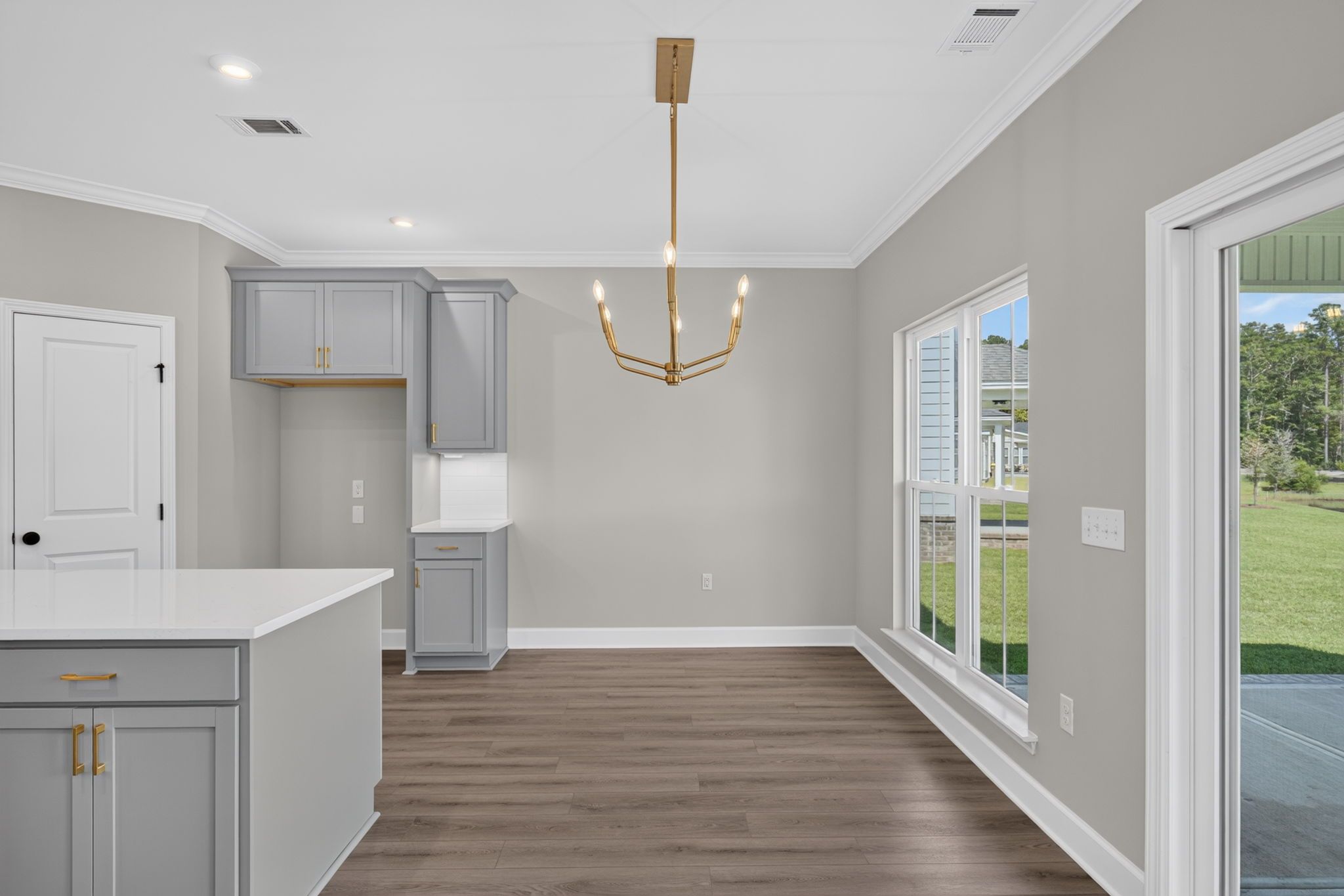 Edisto – Sunny Breakfast Area with Backyard Access