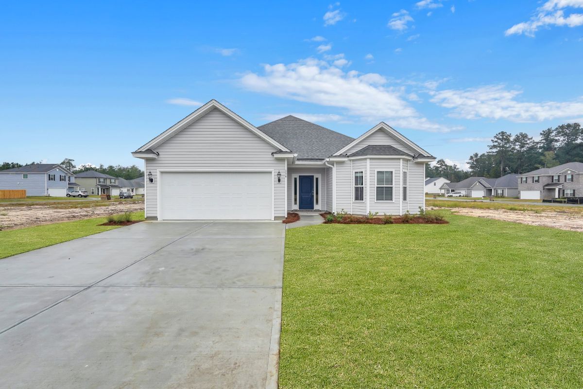 Laurel C – Front Elevation with White Siding