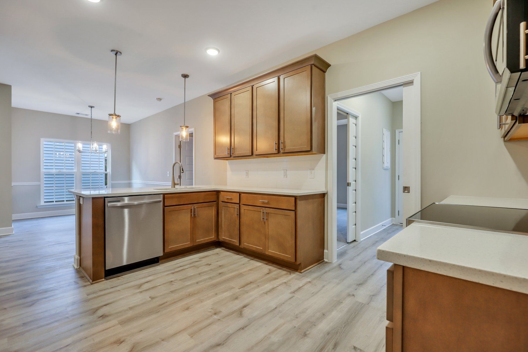 Hatteras – Kitchen and Dining Room with Optional Bedroom-to-Laundry Access