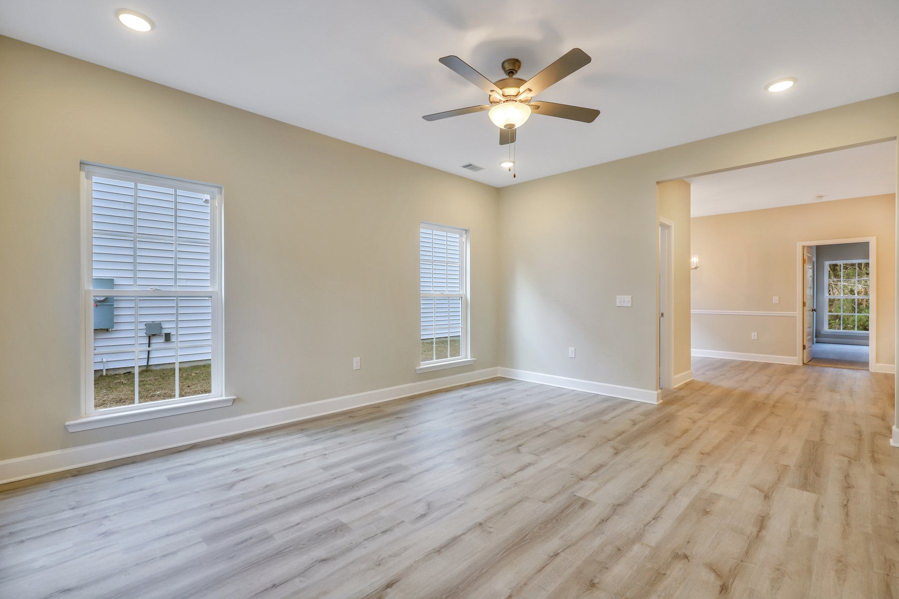 Hatteras – Family Room Windows and Dining Room View