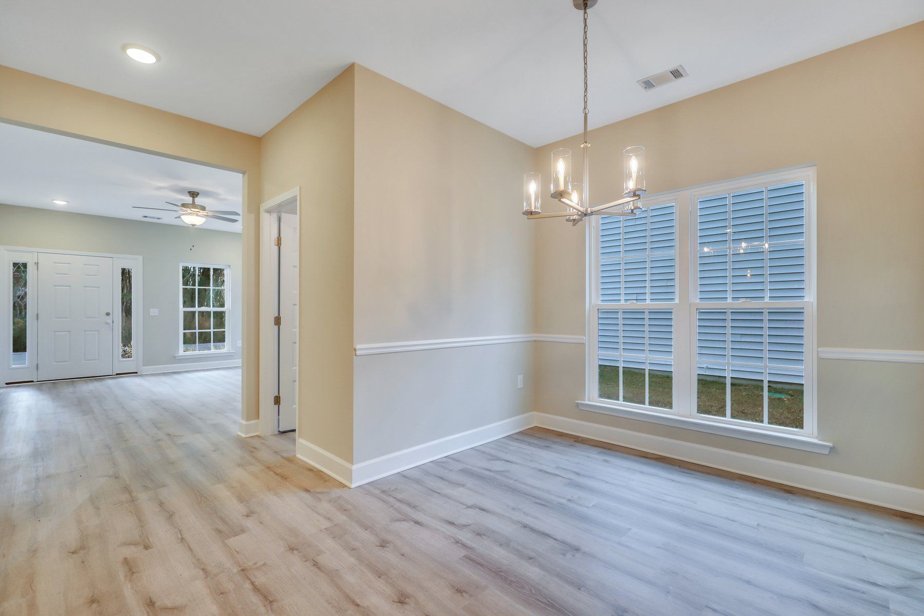 Hatteras – Dining Room View into Family Room