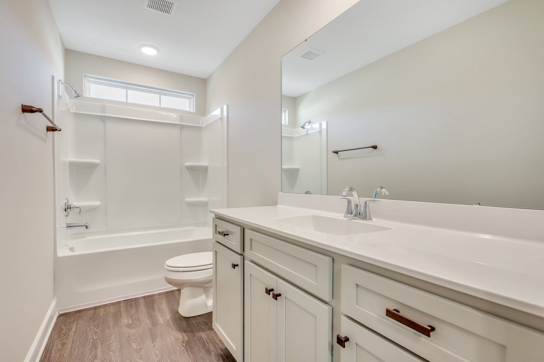 Hatteras – Secondary Bath with White Vanity and Tub-Shower Combination
