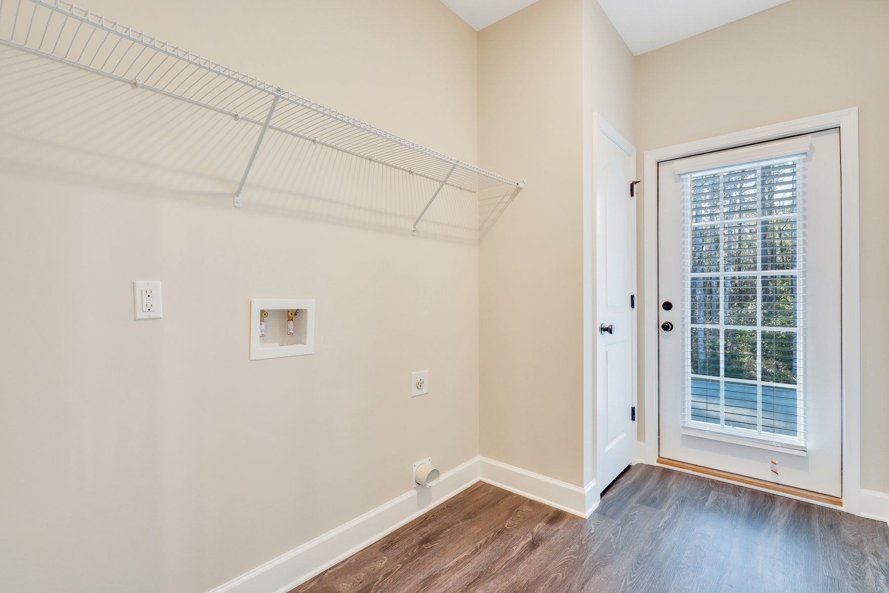 Hatteras – Optional Laundry Room Location with Rear Exterior Door